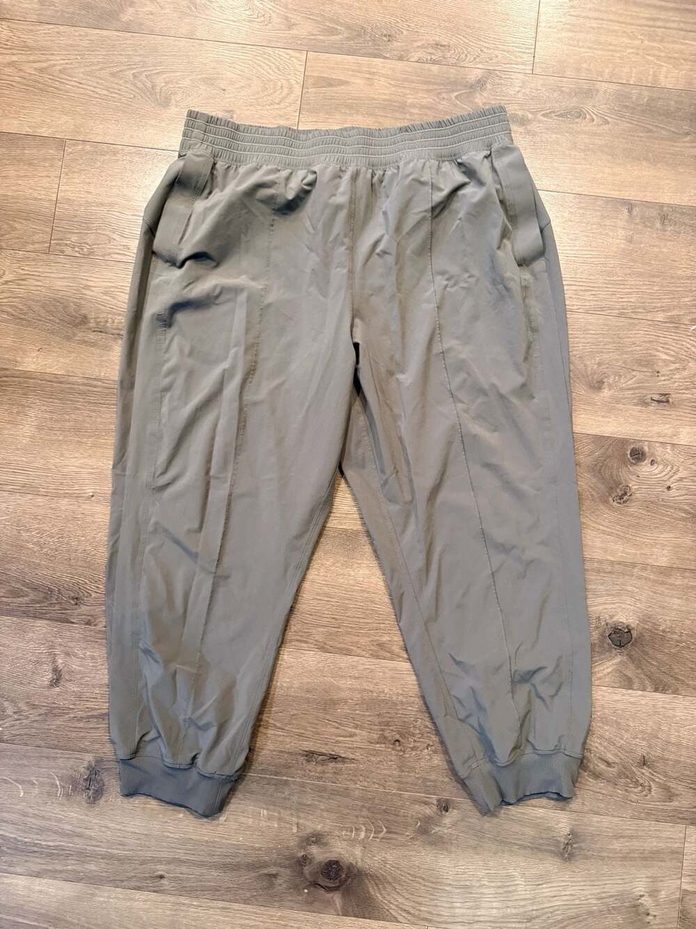 lululemon Relaxed High-Rise Cropped Jogger Pants Size 14 green